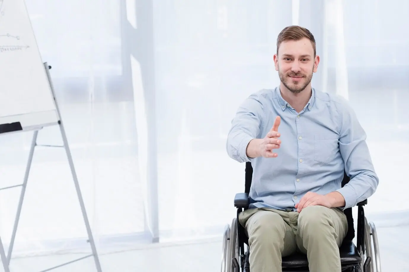 Фронтальный вид мужчины в инвалидной коляске.