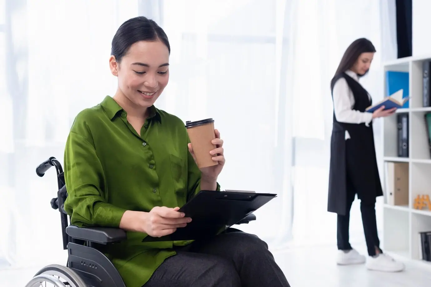 Женщина за работой с кофе